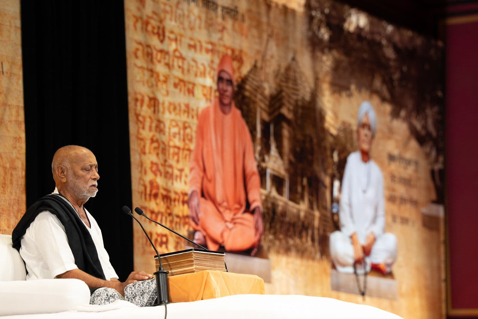 ભારતનાં એંસીમાં આઝાદ દિવસે અમેરીકા ખાતે આધ્યાત્મિક યાત્રાનાં અવિસ્મરણીય પડાવ સમી રામકથાનો દિવ્ય આરંભ થયો.