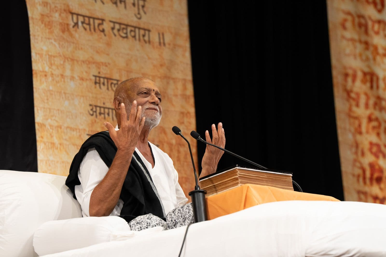 મોરારી બાપુએ અમેરિકામાં ચાલી રહેલી રામ કથામાં દરમિયાન સૌને ભારતના 80માં સ્વાતંત્ર્ય દિવસ ની શુભકામના પાઠવી