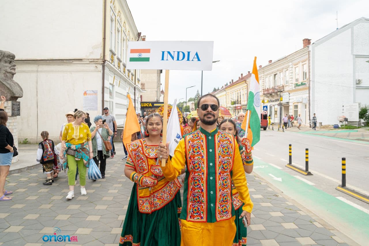 અમદાવાદના ડાયનામાઈસ ચિલ્ડ્રન એકેડમીના બાળકોએ રોમાનિયાના આંતરરાષ્ટ્રીય ચિલ્ડ્રન ફેસ્ટિવલમાં ગુજરાતની સંસ્કૃતિની ઝાંખી રજૂ કરી