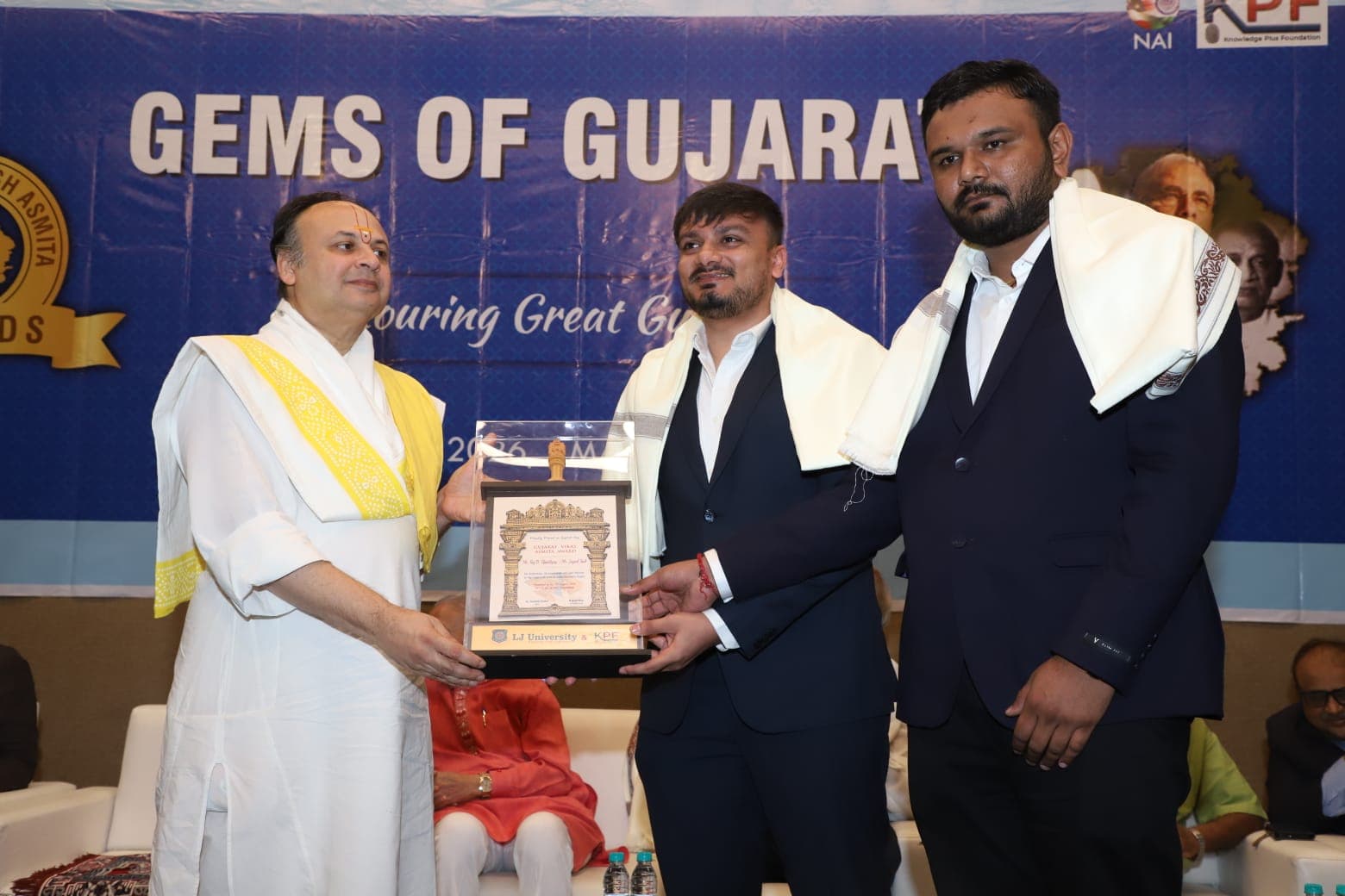 કાર્ઝ બજારના રાજ ઉપાધ્યાય અને જયપાલસિંહ સરવૈયાને ગુજરાત વિકાસ અસ્મિતા એવોર્ડથી સન્માનિત કરવામાં આવ્યા