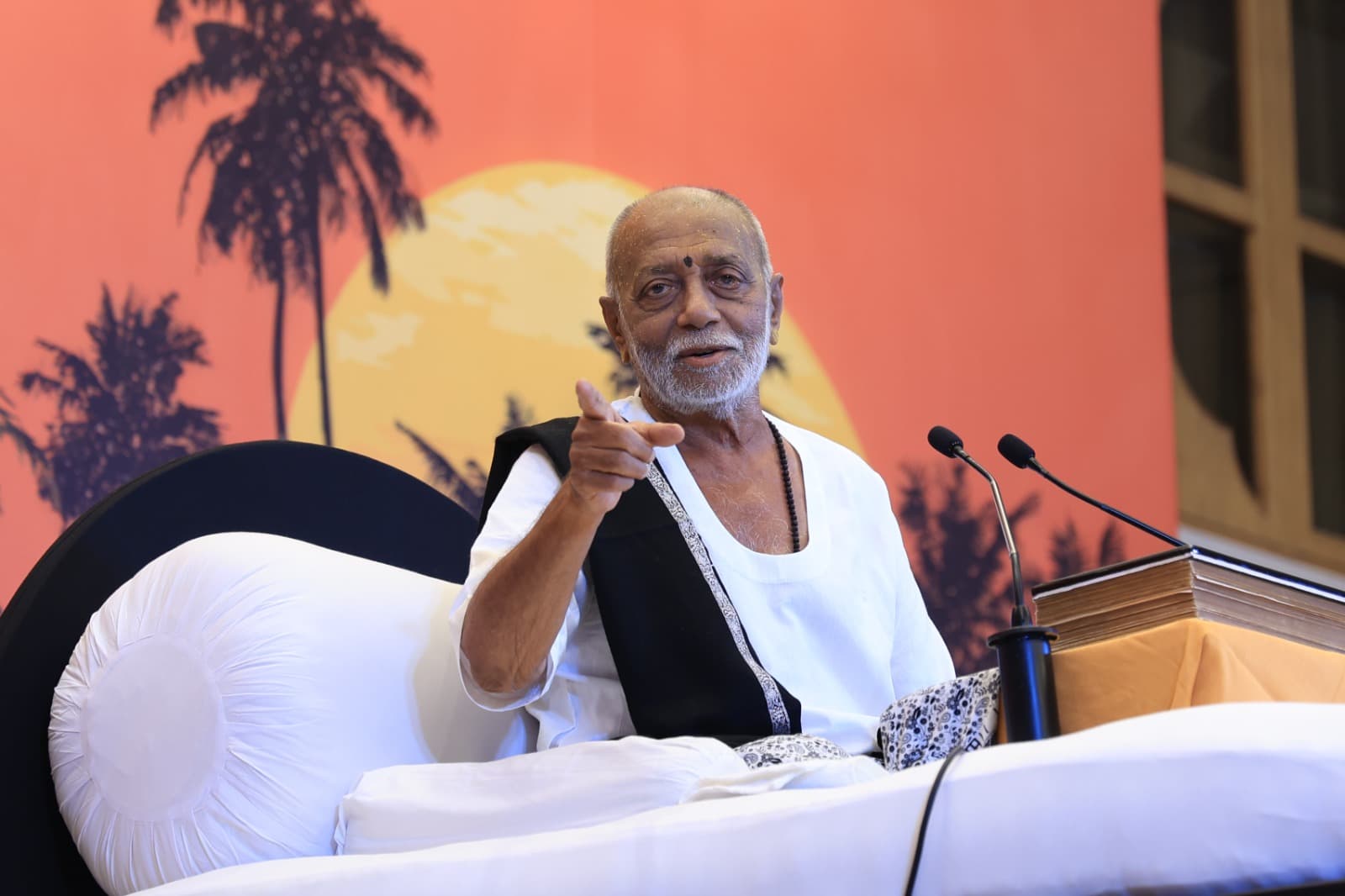 સત ક્યારેય અધિકાર જમાવતું નથી, સત્તા અધિકારની વાત કરે છે, વ્યાસ ગાદી જવાબદારીની ચર્ચા કરે છે.