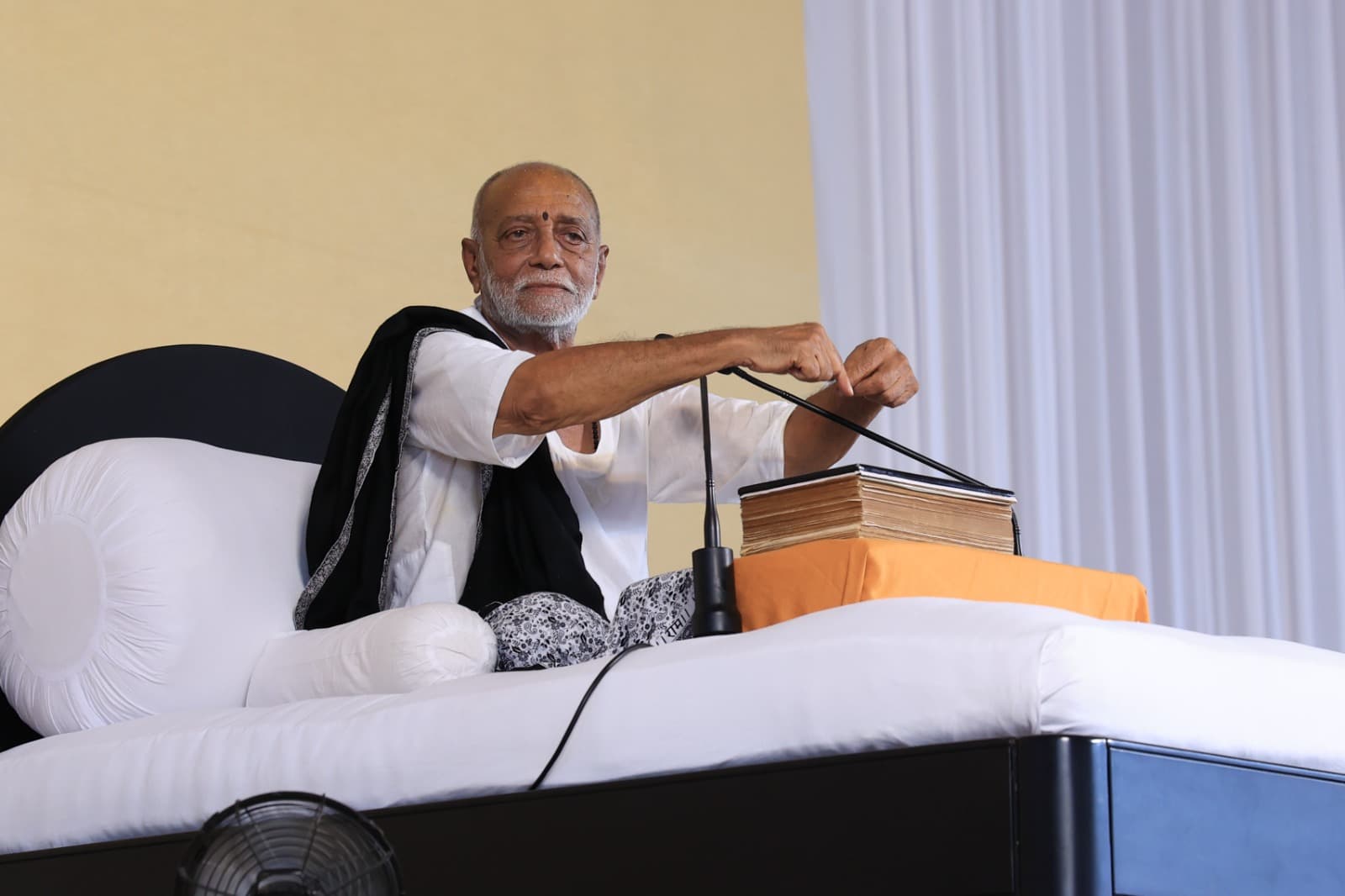 ઋષિ દર્શન કરે છે, મુનિ મનન કરે છે.